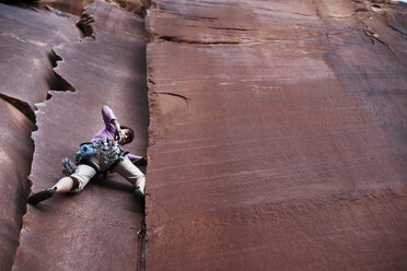 Niedriger Blickwinkel eines Wanderers beim Klettern am Felsen - CAVF12494