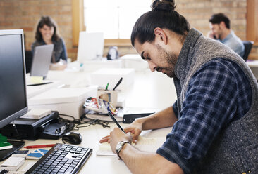 Geschäftsleute arbeiten am Schreibtisch im Büro - CAVF12529