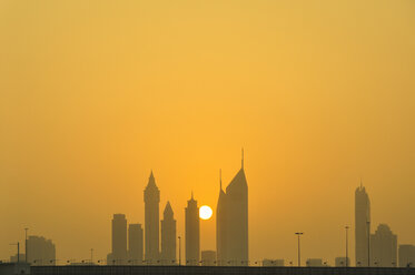 Silhouette Wolkenkratzer gegen den Himmel bei Sonnenuntergang in der Stadt - CAVF12552