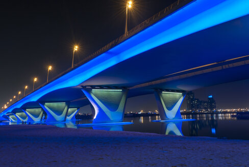 Beleuchtete Al-Garhoud-Brücke über den Dubai Creek gegen den Nachthimmel - CAVF12555
