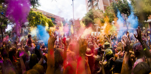 Menschen feiern das Holi-Fest auf einer Straße in der Stadt - CAVF12559