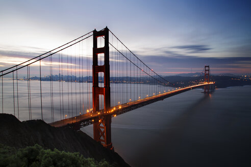 Golden Gate Bridge über der Bucht von San Francisco in der Abenddämmerung - CAVF12561