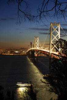 Beleuchtete Oakland Bay Bridge über dem Meer bei Nacht - CAVF12563