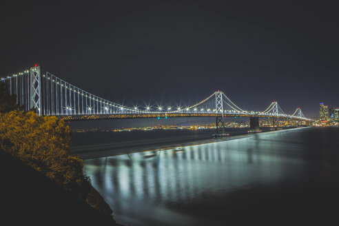 Beleuchtete Oakland Bay Bridge bei klarem Himmel in der Nacht - CAVF12578