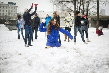 Freunde werfen Schneebälle im Park - CAVF12782