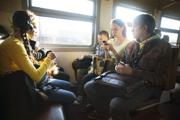 Freunde reisen im Zug an einem sonnigen Tag - CAVF12836