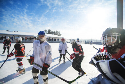 Spieler spielen Eishockey an einem sonnigen Tag - CAVF12879