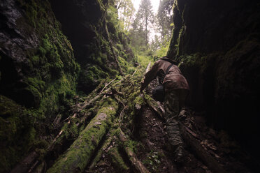 Niedriger Blickwinkel eines Mannes beim Bergsteigen - CAVF12926