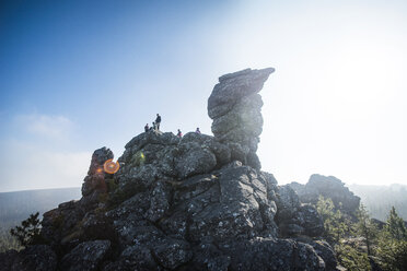 Niedriger Blickwinkel von Wanderern auf dem Berg gegen den Himmel an einem sonnigen Tag - CAVF12978