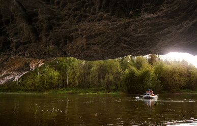 Mann und Frau auf Floß am Fluss von der Höhle aus gesehen - CAVF13052