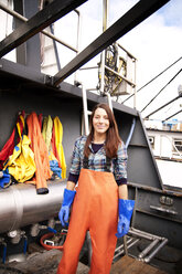 Porträt einer lächelnden Frau auf einem Fischerboot - CAVF13073