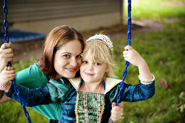 Porträt einer glücklichen Mutter und ihrer Tochter, die auf einer Schaukel spielen - CAVF13128