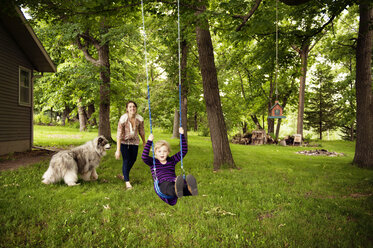 Mutter und Tochter spielen im Park - CAVF13132