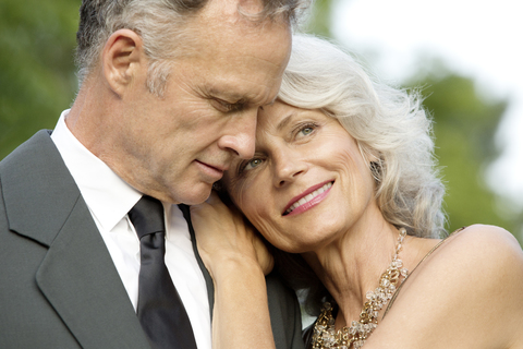 Nahaufnahme einer glücklichen älteren Frau, die sich an der Schulter eines Mannes ausruht, lizenzfreies Stockfoto