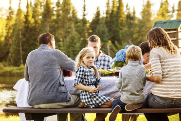 Mehrgenerationenfamilie am Picknicktisch - CAVF13796