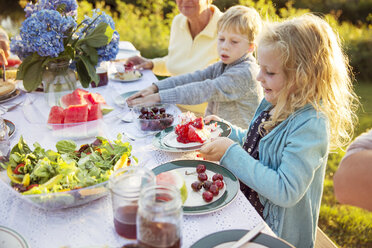 Hohe Winkel Ansicht der Familie Essen auf Picknick-Tabelle - CAVF13810
