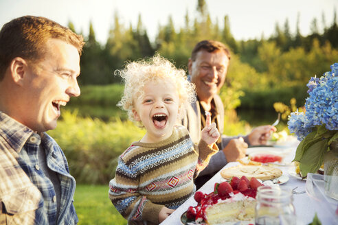 Fröhliche Familie am Picknicktisch - CAVF13813