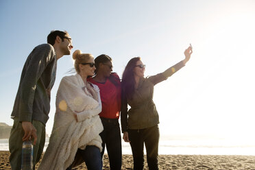 Low-Winkel-Ansicht von glücklichen Freunden klicken Selfie am Strand gegen den Himmel - CAVF13911