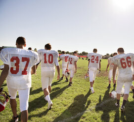 Rückansicht von American-Football-Spielern auf dem Spielfeld gegen den klaren Himmel - CAVF14006