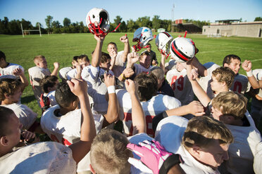 Hohe Winkel Ansicht von American Football-Team feiern auf dem Feld - CAVF14010