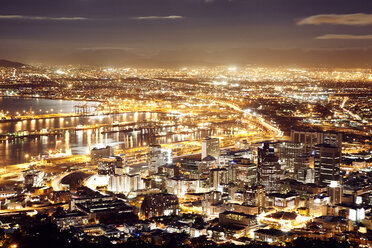 Hochformatige Ansicht einer beleuchteten Stadtlandschaft bei Nacht - CAVF14040