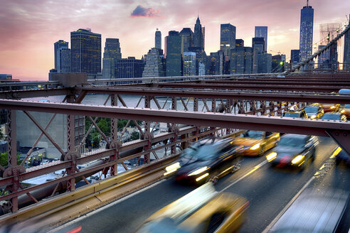 Autos auf der Brooklyn Bridge bei Sonnenuntergang - CAVF14203