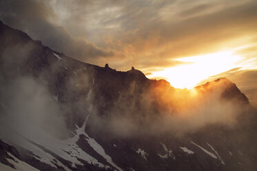 Panoramaaussicht auf die Berge bei Sonnenaufgang - CAVF14229