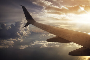 Ausgeschnittenes Bild eines Flugzeugs, das über einen bewölkten Himmel fliegt - CAVF14338