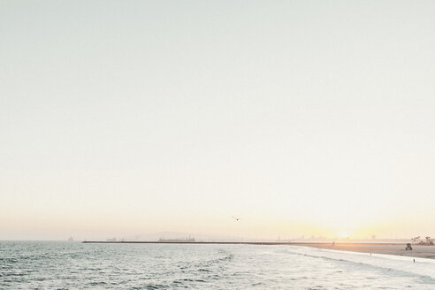 Blick auf den Strand bei Sonnenuntergang und klarem Himmel - CAVF14360