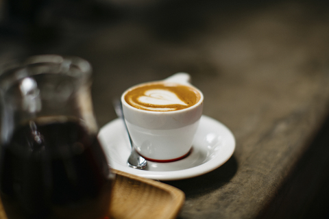 Hohe Winkel Ansicht von Cappuccino serviert auf Cafe Tisch, lizenzfreies Stockfoto
