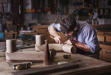 Schreiner bei der Herstellung von Holzmöbeln in der Werkstatt - CAVF14377