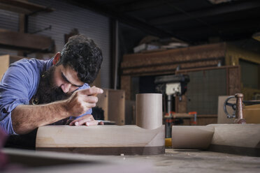 Konzentrierte Tischlerei, die in der Werkstatt Holzgeräte herstellt - CAVF14379