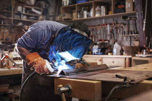 Handwerker beim Schweißen von Metall in einer Werkstatt - CAVF14389