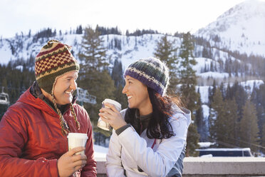 Glückliches Paar beim Kaffee vor schneebedeckten Bergen - CAVF14468