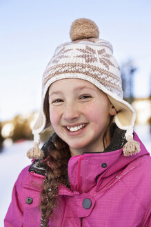Porträt eines glücklichen Mädchens in warmer Kleidung - CAVF14472