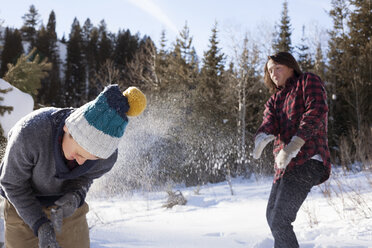 Teenager spielen mit Schnee an einem sonnigen Tag - CAVF14474