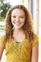 Porträt eines glücklichen Teenager-Mädchens, das im Freien steht - CAVF14490