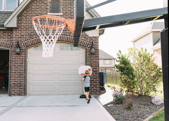 Rückansicht eines Basketball spielenden Jungen - CAVF14516