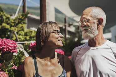 Älteres Paar, das sich an einem sonnigen Tag von Angesicht zu Angesicht sieht - CAVF14615