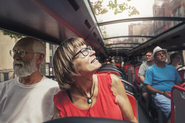 Reifes Paar reist im Bus an einem sonnigen Tag - CAVF14621