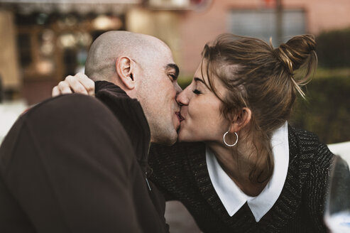 Nahaufnahme eines küssenden Paares im Freien - CAVF14625
