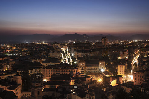 Hochformatige Ansicht einer beleuchteten Stadtlandschaft bei Nacht - CAVF14631