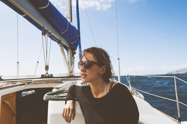 Junge Frau in einem Segelboot auf dem Meer gegen den Himmel - CAVF14640