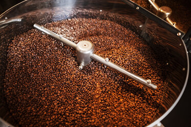 Hochformatige Ansicht von Kaffeebohnen im Kaffeeröster - CAVF14651
