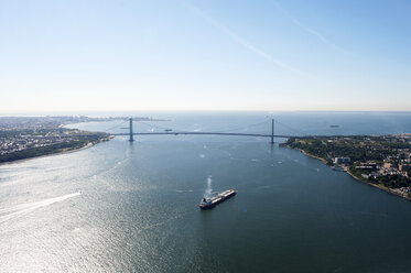 Blick von oben auf die Bronx_Whitestone Bridge über den East River gegen den blauen Himmel - CAVF14675