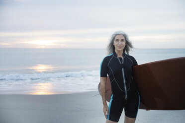 Porträt einer selbstbewussten Surferin mit Surfbrett in Delray Beach - CAVF14728