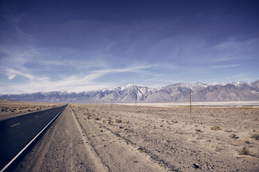 Blick auf den Death Valley National Park vor blauem Himmel - CAVF14917