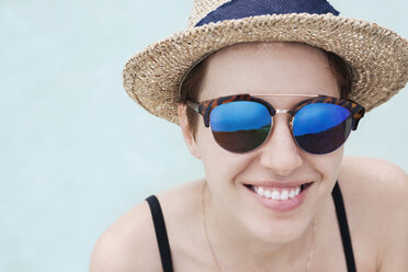 Porträt einer glücklichen Frau mit Sonnenbrille - CAVF14927