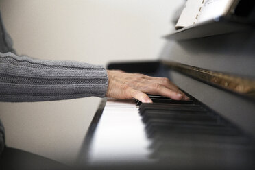 Ausgeschnittenes Bild einer älteren Frau, die zu Hause Klavier spielt - CAVF14970