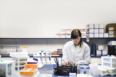 Female scientist working in laboratory - CAVF14976